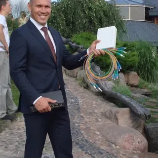 Kudrins ar optiskajiem kabeļiem pagalmā